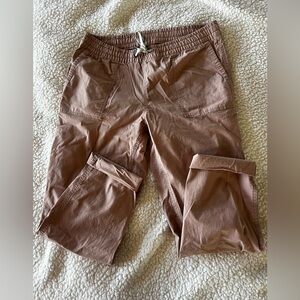 Vuori Women's blush colored Capris